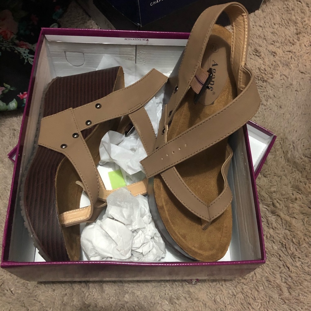 Platform sandal - Picture 2 of 3